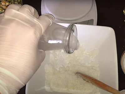DIY turmeric and lemon scrub - Add the shower gel while mixing