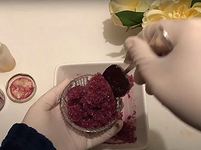 How to make beetroot body scrub. Put the scrub into a container