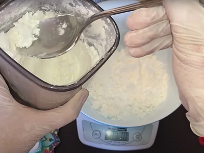DIY Musk Bath Bomb. Add corn flour