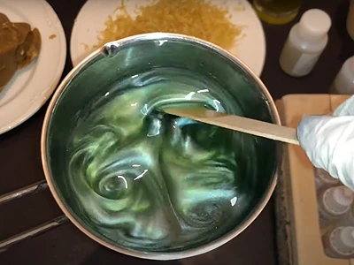 DIY Natural Jelly for Hands. Mix the mica color