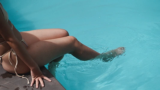 DIY Anti-Cellulite Body Scrub. Woman in a bathing suit
