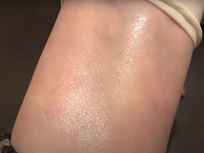 DIY Gold Serum for Skin. Rub the serum on your skin