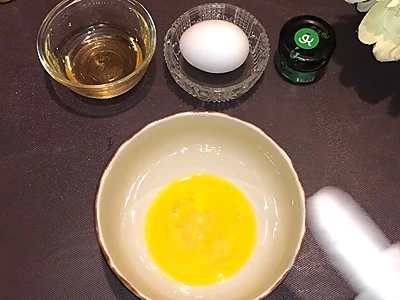 DIY Natural Serum for Split Ends. Add egg yolk