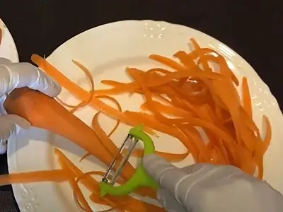 How to Make Dried Carrot Powder. Peeling the outer skin and inner flesh of the carrot