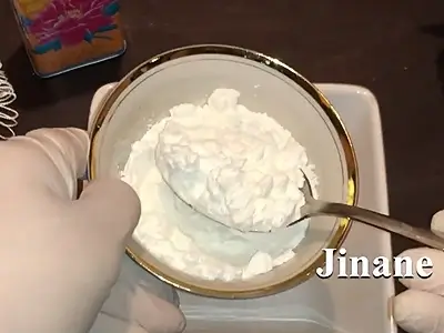 DIY Natural Scented Body Powder. Begin with cornstarch